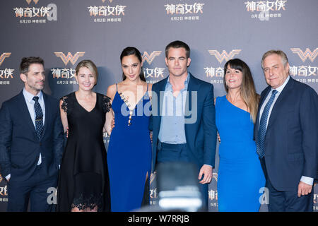 (Von links) Israelische Schauspielerin und Model Gal Gadot, US-amerikanischer Schauspieler Chris Pine und Regisseurin Patty Jenkins darstellen, da sie bei einer Premiere für thei ankommen Stockfoto