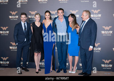 (Von links) Israelische Schauspielerin und Model Gal Gadot, US-amerikanischer Schauspieler Chris Pine und Regisseurin Patty Jenkins darstellen, da sie bei einer Premiere für thei ankommen Stockfoto