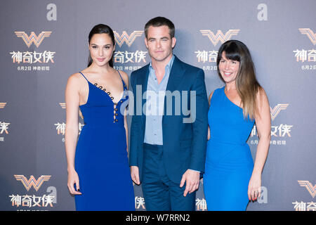(Von links) Israelische Schauspielerin und Model Gal Gadot, US-amerikanischer Schauspieler Chris Pine und Regisseurin Patty Jenkins darstellen, wie Sie an eine Premiere für Ihre movi ankommen Stockfoto