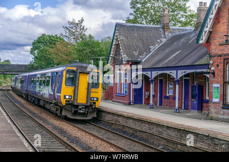 Klasse 156 Super Sprinter auf Sankey station Stockfoto