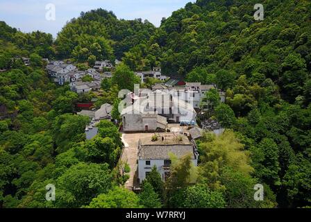 Luftaufnahme von Yuehua Street, die auch als "himmlische Straße" bekannt, an der Qiyunshan Dorf auf einem Felsen des Berges Qiyun in Beijing, China Anhu - Stockfoto