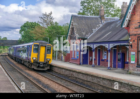 Klasse 156 Super Sprinter auf Sankey station Stockfoto