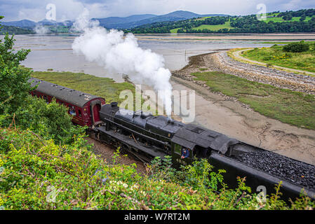 Den Fluss Conwy in Conwy Valley. Zwei Stanier Schwarz fünf Dampflokomotiven schleppen eine railtour bis zur Wiedereröffnung der Strecke nach Hochwasser kennzeichnen. Das Conwy Stockfoto