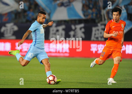 Brasilianische Fußballspieler Alex Teixeira, Links, der Jiangsu Suning, Herausforderungen Hao Junmin von Shandong Luneng Taishan in der 9. Runde während der Stockfoto