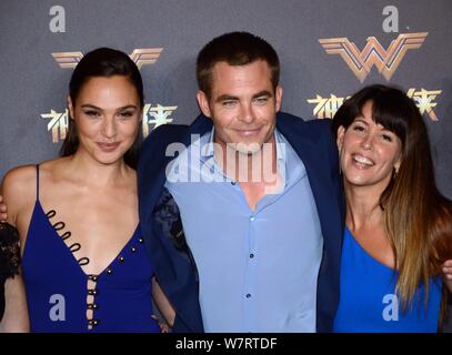 (Von links) Israelische Schauspielerin und Model Gal Gadot, US-amerikanischer Schauspieler Chris Pine und Regisseurin Patty Jenkins darstellen, wie Sie an eine Premiere für Ihre movi ankommen Stockfoto