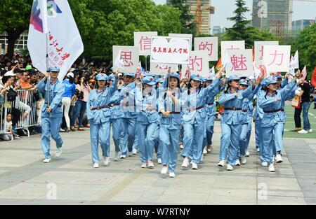 Chinesische Studenten der Schule des Marxismus, Zhejiang University, in der Roten Armee Uniformen gekleidet März in einer Parade auf dem Campus in Hangzhou City, East Stockfoto