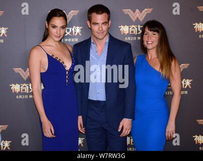 (Von links) Israelische Schauspielerin und Model Gal Gadot, US-amerikanischer Schauspieler Chris Pine und Regisseurin Patty Jenkins darstellen, wie Sie an eine Premiere für Ihre movi ankommen Stockfoto