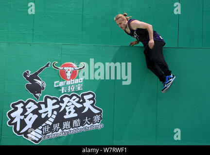 Ein frei laufender Athlet zeigt seine Fähigkeiten während der PARKOUR Freerunning Skyladder internationale Meisterschaft auf dem tianmen Mountain (oder Tianmenshan Mo Stockfoto