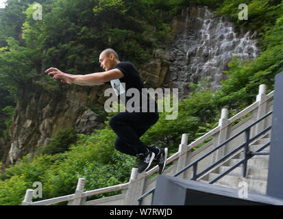 Ein frei laufender Athlet zeigt seine Fähigkeiten während der PARKOUR Freerunning Skyladder internationale Meisterschaft auf dem tianmen Mountain (oder Tianmenshan Mo Stockfoto