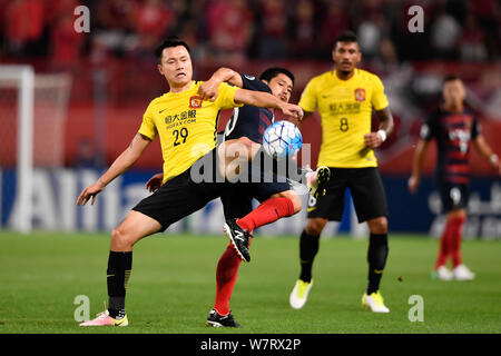 Gao Lin der chinesischen Guangzhou Evergrande, Links, Herausforderungen Mitsuo Ogasawara von Japans Kashima Antlers in die zweite Runde von 16 Gleichen während der 201 Stockfoto