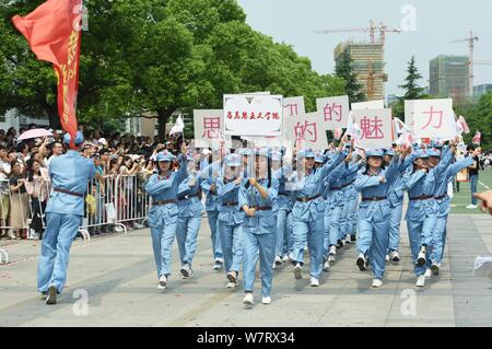 Chinesische Studenten der Schule des Marxismus, Zhejiang University, in der Roten Armee Uniformen gekleidet März in einer Parade auf dem Campus in Hangzhou City, East Stockfoto