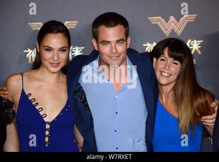 (Von links) Israelische Schauspielerin und Model Gal Gadot, US-amerikanischer Schauspieler Chris Pine und Regisseurin Patty Jenkins darstellen, wie Sie an eine Premiere für Ihre movi ankommen Stockfoto