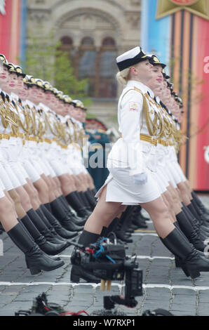 Weibliche russische Soldaten der militärischen Universität des russischen Verteidigungsministeriums März entlang der Roten Platz während der Tag des Sieges Militärparade t Stockfoto