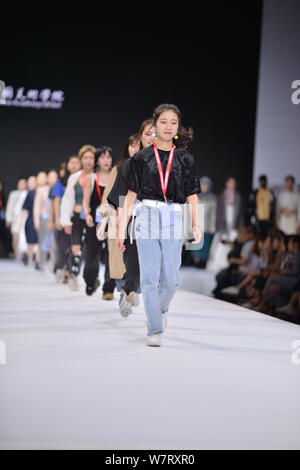 Modelle zeigen neue Kreationen durch ein Absolvent während der 2017 China Graduate Fashion Week in Peking, China, 14. Mai 2017 vorgesehen. Stockfoto