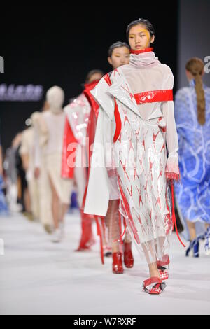 Modelle zeigen neue Kreationen durch ein Absolvent während der 2017 China Graduate Fashion Week in Peking, China, 14. Mai 2017 vorgesehen. Stockfoto