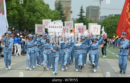 Chinesische Studenten der Schule des Marxismus, Zhejiang University, in der Roten Armee Uniformen gekleidet März in einer Parade auf dem Campus in Hangzhou City, East Stockfoto