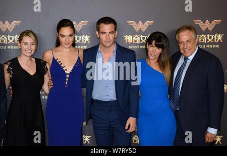 (Von links) Israelische Schauspielerin und Model Gal Gadot, US-amerikanischer Schauspieler Chris Pine und Regisseurin Patty Jenkins darstellen, da sie bei einer Premiere für thei ankommen Stockfoto