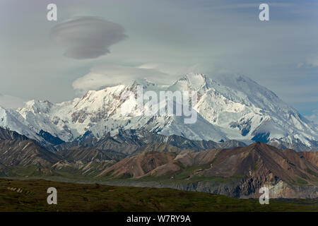 Mount McKinley und Mount Denali mit linsenförmige Wolken, Denali National Park, Alaska, Juli 2012. Stockfoto