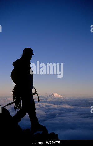 Bergsteiger am Mount Rainier, Mount Adams in der Ferne, Mount Rainier National Park, Washington, USA. Model Released. Stockfoto