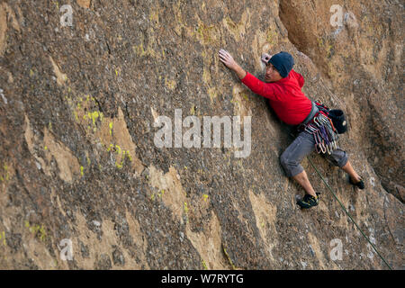 Man Klettern die schreiende Gelbe Zonkers Route in Smith Rocks State Park, Ohio, Mai 2013. Model Released. Stockfoto