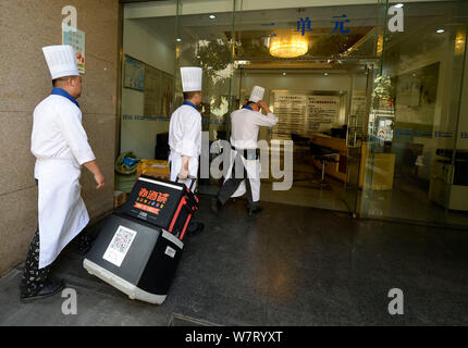 Köche aus eigener Küche Plattform zu Fuß zu einem unserer Kunden mit allen Zutaten in Chengdu City, im Südwesten Chinas Provinz Sichuan, 14. Mai 2. Stockfoto