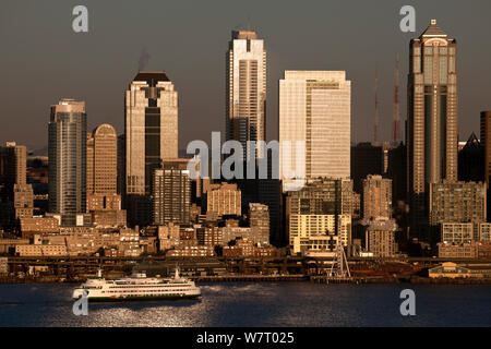 Fähre auf Elliot Bay und der Stadt Seattle von Hamilton Sicht Park, Washington, USA gesehen. Januar. Stockfoto