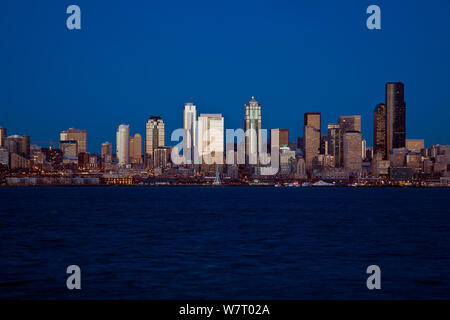 Seattle City Skyline von West Seattle, Washington, USA gesehen. Februar 2013. Stockfoto