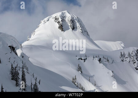 Tafelberg in der Mount Baker Wilderness, gesehen von Heather Lake Recreation Area, Washington, USA. März 2013. Stockfoto