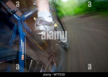 Schließen bis auf's Mountain Biker Fuß treten, in Kaskade Ausläufern, Washington, USA. April 2013. Stockfoto