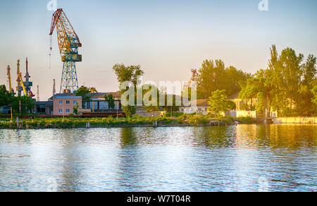 Schönen Sonnenuntergang auf dem Fluss Dnepr in der Stadt Cherson. Flusshafen. Die Ukraine Stockfoto