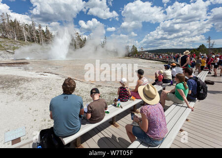 Menge beobachten der Turban und riesige Geysire in der Upper Geyser Basin des Yellowstone National Park, Wyoming, USA, Juni 2013. Stockfoto