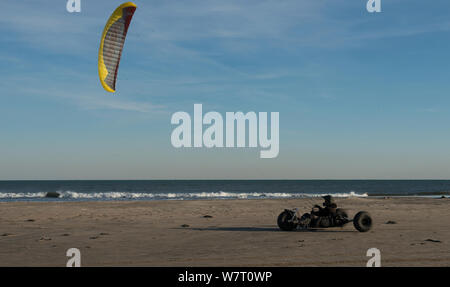 Mann in Kite Buggy am Strand, St. Louis du Rhone, Camargue, Frankreich, Oktober 2012. Stockfoto