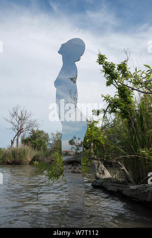 Riesige Spiegel in der Form einer Frau aus Fluss, eine Skulptur im öffentlichen Raum von Rob Mullholland, Port Saint Louis du Rhone, Camargue, Frankreich, Mai 2013. Redaktionelle Verwendung. Kredit Jean Roche/Le Citron Jaune/Mullholland Stockfoto