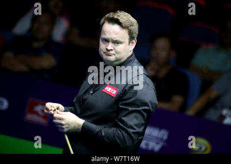 Shaun Murphy von England Kreiden seine Cue als hält er einen Schuß zu Yan Bingtao von China in der zweiten Runde während der 2019 World Snooker internationale Meisterschaft in Daqing Stadt, im Nordosten der chinesischen Provinz Heilongjiang, den 6. August 2019. Stockfoto