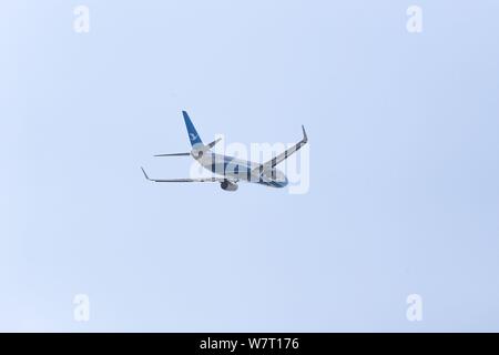 Eine Boeing 737 Jet fliegen während der Spatenstich für die Boeing 737 Fertigstellung Mitte und Delivery Center, die von Boeing im ersten überseeischen f Stockfoto