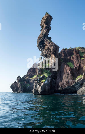 Basaltische lava Plug erodiert, an der Buccaneer Cove, James Island, Galapagos, Ecuador, März 2013. Stockfoto