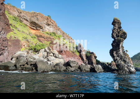 Basaltische lava Plug erodiert, an der Buccaneer Cove, James Island, Galapagos, Ecuador, März 2013. Stockfoto