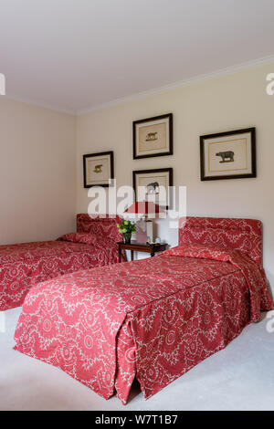 Rote Betten im Landhausstil Zweibettzimmer Stockfoto