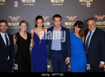 (Von links) Israelische Schauspielerin und Model Gal Gadot, US-amerikanischer Schauspieler Chris Pine und Regisseurin Patty Jenkins darstellen, da sie bei einer Premiere für thei ankommen Stockfoto