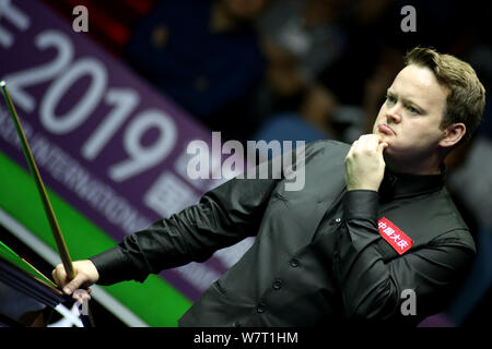 Shaun Murphy von England hält einen Schuß zu Yan Bingtao von China in der zweiten Runde während der 2019 World Snooker internationale Meisterschaft in Daqing Stadt, im Nordosten der chinesischen Provinz Heilongjiang, den 6. August 2019. Stockfoto