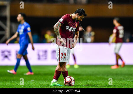 Argentinische Fußballspieler Ezequiel Lavezzi von Hebei China Fortune reagiert in der 9.Runde gegen Guangzhou R&F während der 2017 chinesischen Footba Stockfoto