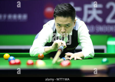 Xiao Guodong von China spielt einen Schuß zu Ding Junhui in China in der zweiten Runde während der 2019 World Snooker internationale Meisterschaft in Daqing Stadt, im Nordosten der chinesischen Provinz Heilongjiang, den 6. August 2019. Stockfoto