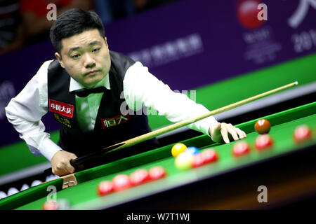 Ding Junhui von China spielt einen Schuß zu Xiao Guodong von China in der zweiten Runde während der 2019 World Snooker internationale Meisterschaft in Daqing Stadt, im Nordosten der chinesischen Provinz Heilongjiang, den 6. August 2019. Stockfoto