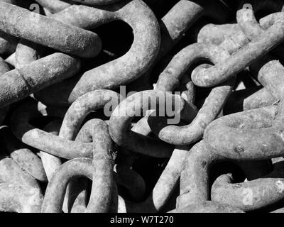 Nahaufnahme von einem Haufen rostigen Kette, Schwarz und Weiß Stockfoto