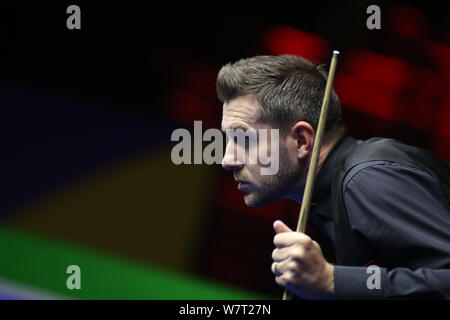 Mark Anthony Selby von England hält einen Schuß zu Ben Woollaston Englands in der zweiten Runde während der 2019 World Snooker internationale Meisterschaft in Daqing Stadt, im Nordosten der chinesischen Provinz Heilongjiang, den 6. August 2019. Stockfoto