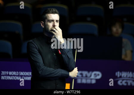 Mark Anthony Selby von England hält einen Schuß zu Ben Woollaston Englands in der zweiten Runde während der 2019 World Snooker internationale Meisterschaft in Daqing Stadt, im Nordosten der chinesischen Provinz Heilongjiang, den 6. August 2019. Stockfoto