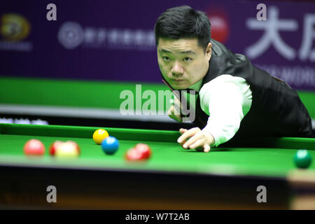 Ding Junhui von China spielt einen Schuß zu Xiao Guodong von China in der zweiten Runde während der 2019 World Snooker internationale Meisterschaft in Daqing Stadt, im Nordosten der chinesischen Provinz Heilongjiang, den 6. August 2019. Stockfoto