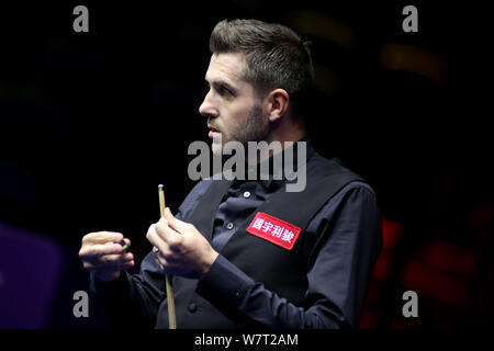 Mark Anthony Selby von England hält einen Schuß zu Ben Woollaston Englands in der zweiten Runde während der 2019 World Snooker internationale Meisterschaft in Daqing Stadt, im Nordosten der chinesischen Provinz Heilongjiang, den 6. August 2019. Stockfoto