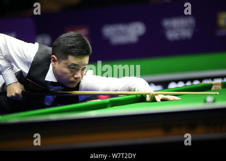 Ding Junhui von China spielt einen Schuß zu Xiao Guodong von China in der zweiten Runde während der 2019 World Snooker internationale Meisterschaft in Daqing Stadt, im Nordosten der chinesischen Provinz Heilongjiang, den 6. August 2019. Stockfoto