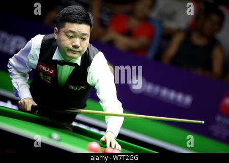 Ding Junhui von China spielt einen Schuß zu Xiao Guodong von China in der zweiten Runde während der 2019 World Snooker internationale Meisterschaft in Daqing Stadt, im Nordosten der chinesischen Provinz Heilongjiang, den 6. August 2019. Stockfoto